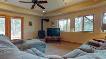 Cabin, Multiple Beds, Mountain View (Twin Pines Cabin) | Living area