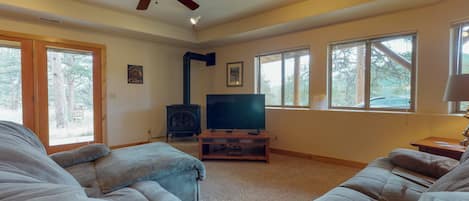 Cabaña, varias camas, vista a la montaña (Twin Pines Cabin) | Área de sala de estar