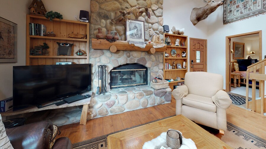 Great Location Near National Park & Town With a Deck & Mountain View