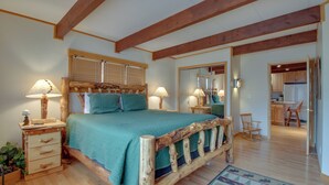 Room - Dog-friendly Mountain Haven With Full Kitchen, Furnished Patio, & Forest Views (Lyons)