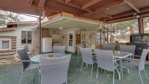 Outdoor dining - Dog-friendly Mountain Haven With Full Kitchen, Furnished Patio, & Forest Views (Lyons)