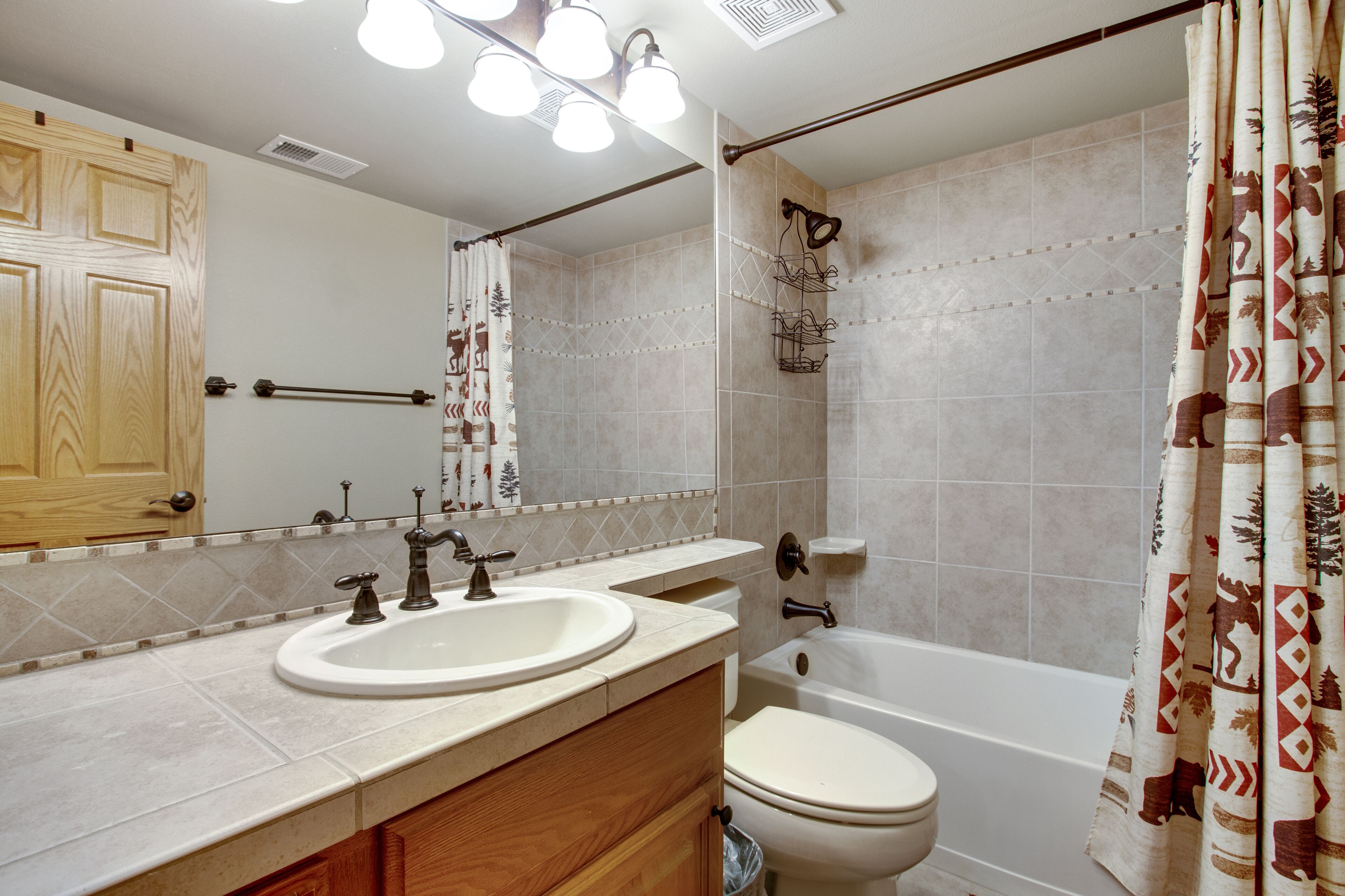 Une salle de bain avec un lavabo, des toilettes et une baignoire.
