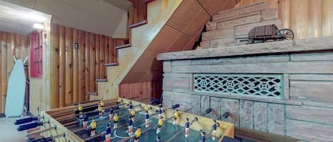 Cabin, Multiple Beds, Mountain View (Hummingbird Hideout) | Games room