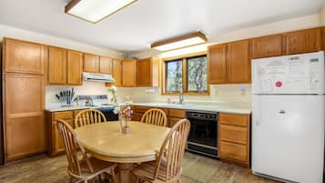 House, Multiple Beds (Whispering Wind in the Trees) | Private kitchen