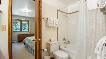Casa, varias camas (Whispering Wind in the Trees) | Baño | Toallas
