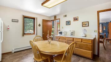 Ferienhaus, Mehrere Betten (Whispering Wind in the Trees) | 2 Schlafzimmer, individuell dekoriert, individuell eingerichtet