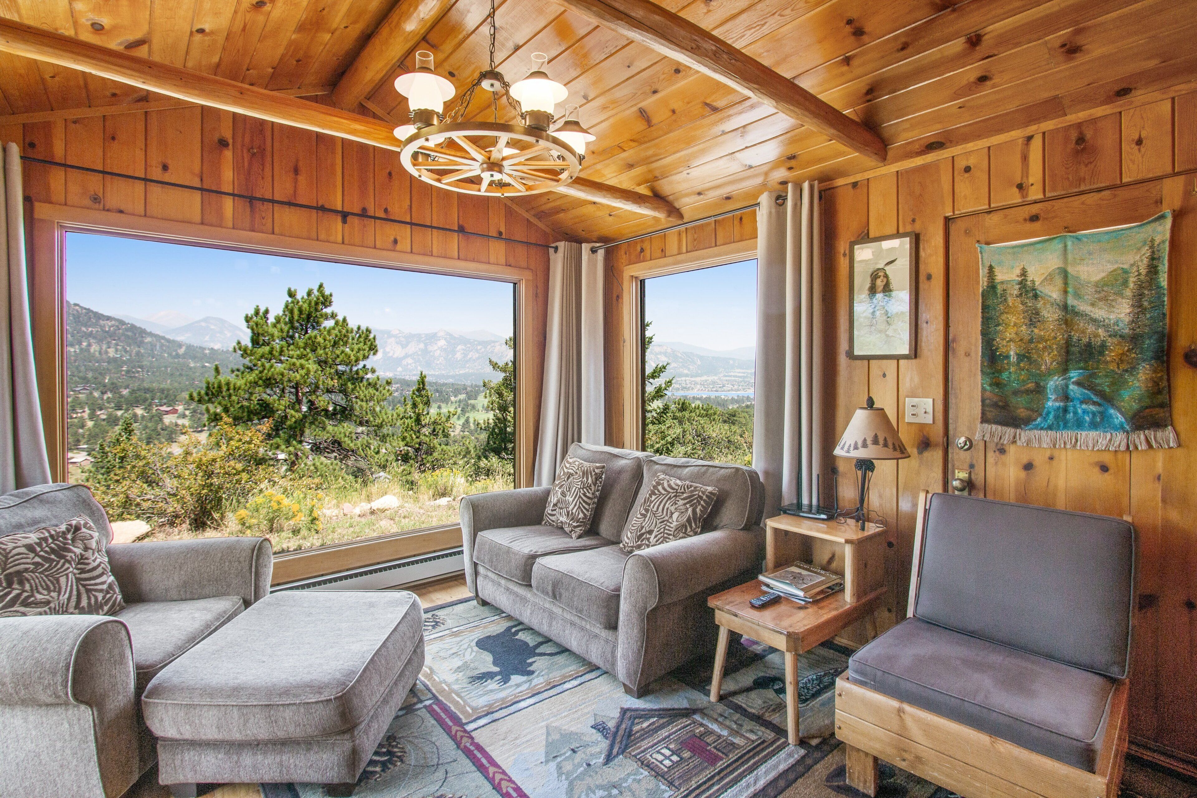 Chalet rustique, Plusieurs lits, foyer, vue sur la montagne (Flower Lane Cabin) | Aire de séjour