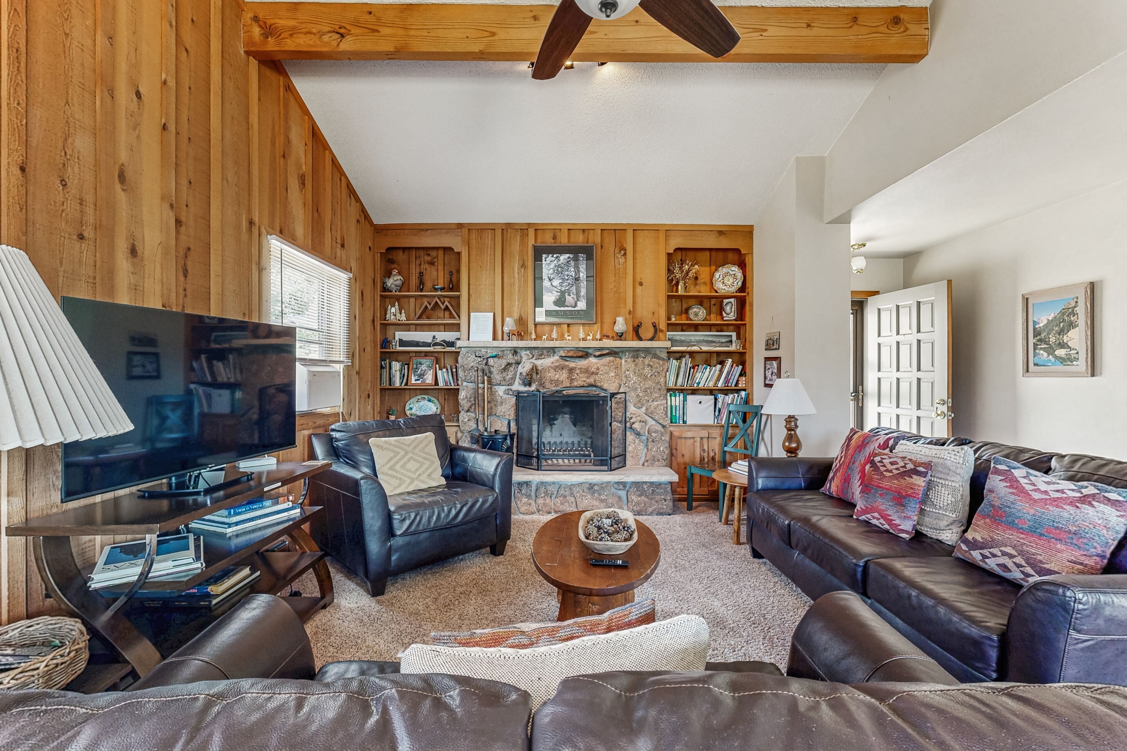 Cabin, Multiple Beds, Balcony, Mountain View (Great Outdoors) | Living area