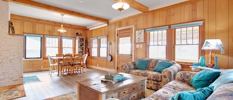 Mökki, useita sänkyjä, vuoristonäköala (Deer Mountain Lodge North) | Oleskelualue
