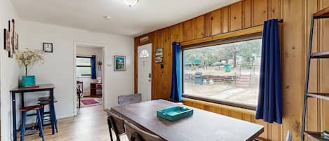 Cottage, Multiple Beds, Kitchen, Mountain View (Courtney Cottage) | Interior