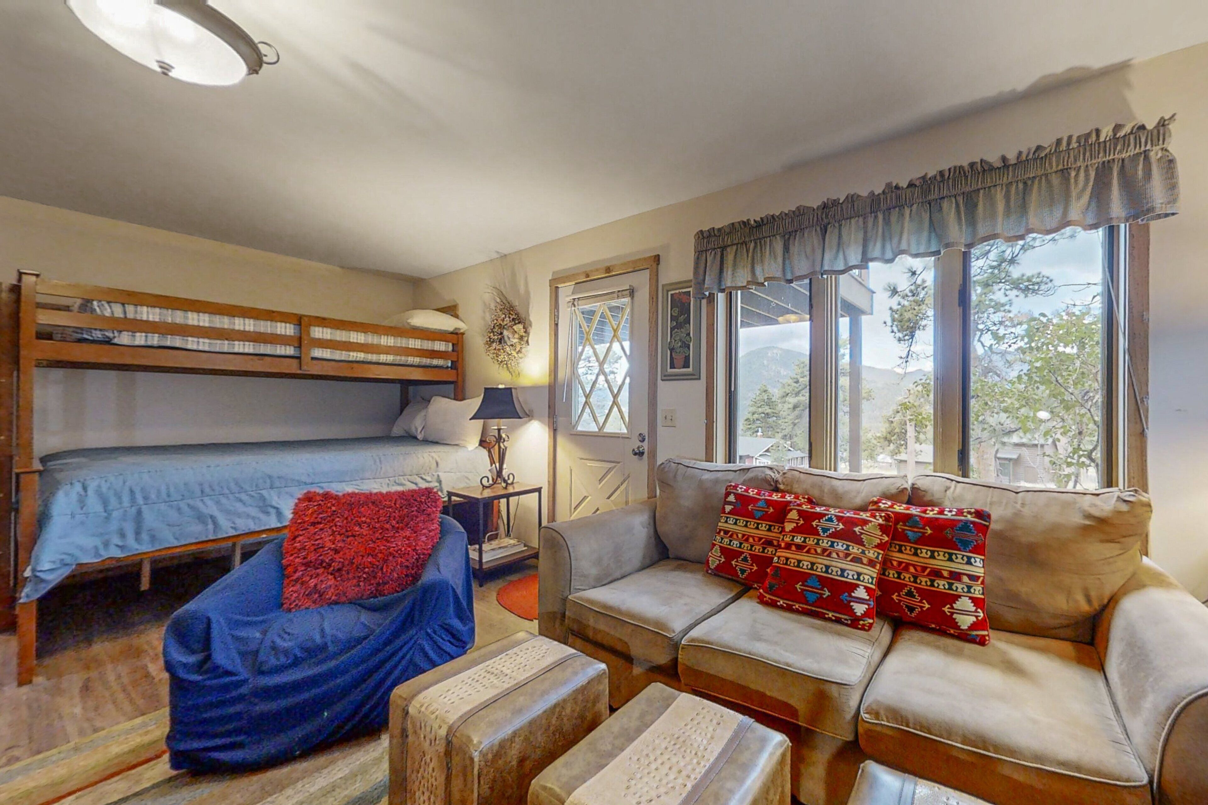 Hytte, flere senger, fjellutsikt (Deer Mountain Lodge South) | Innvendig