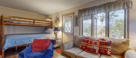 Cabaña, varias camas, vista a la montaña (Deer Mountain Lodge South) | Interior