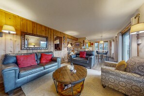 小屋, 多張床, 山景 (Deer Mountain Lodge South) | 起居區