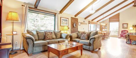 House, Multiple Beds, Mountain View (The Blue Raven) | Living area