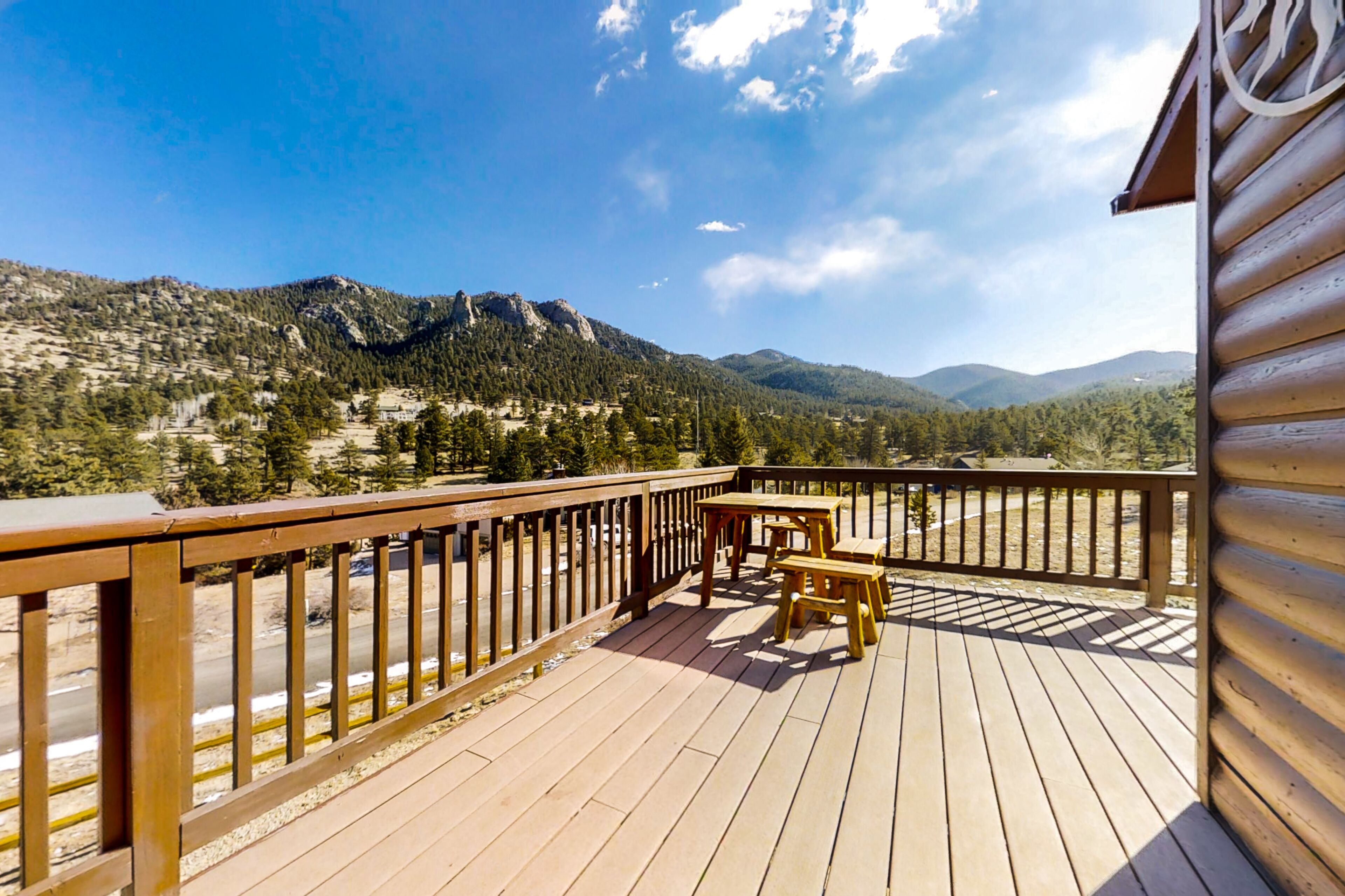 Cabane, plusieurs lits, vue montagne (Rocky Mountain Sunshine Cabin) | Vue de la chambre