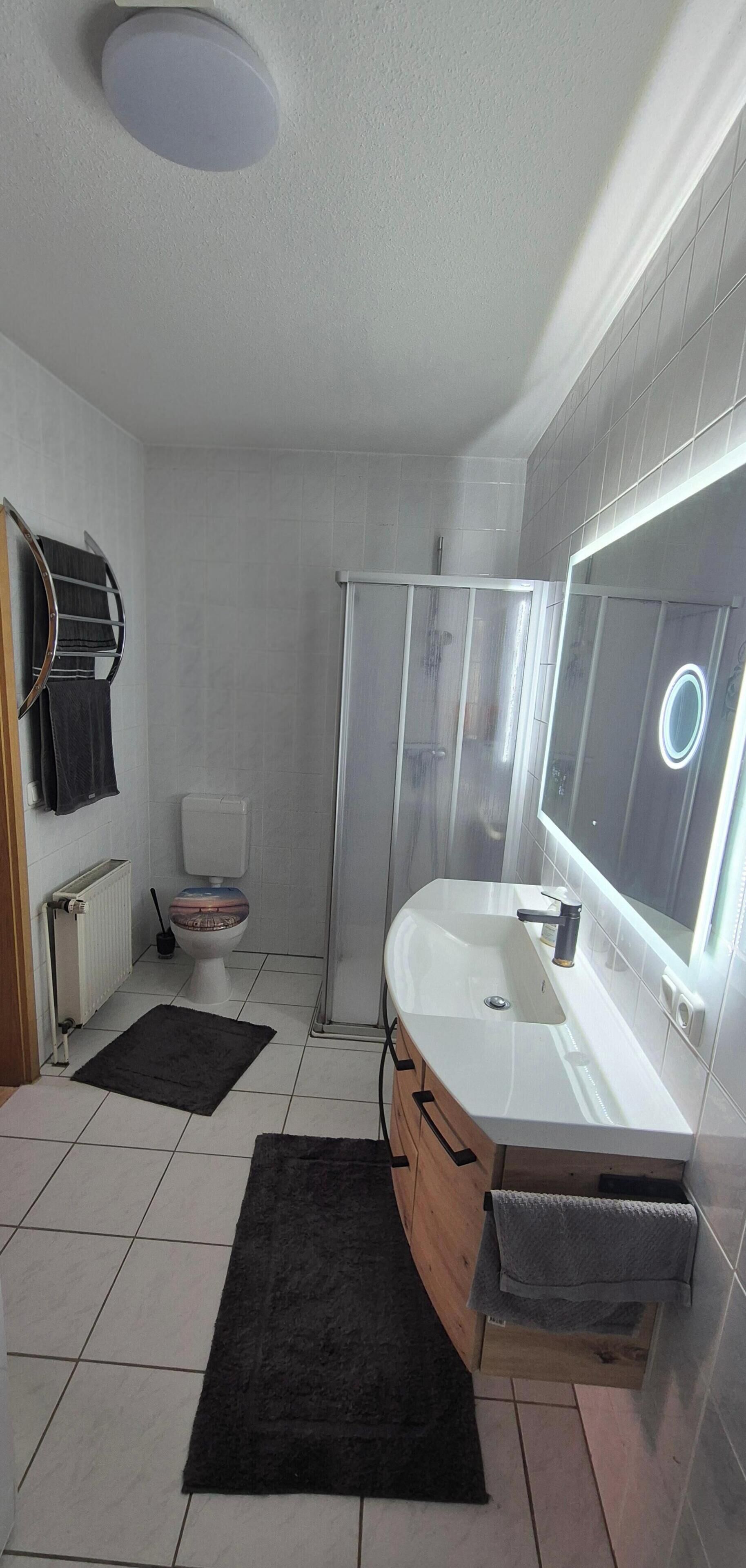 Haartrockner, Handtücher, Seife, Toilettenpapier