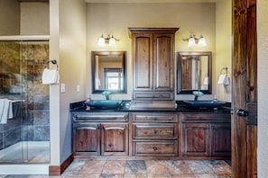 Townhome, Multiple Beds, Balcony, Mountain View (Timber Mountain Retreat) | Bathroom