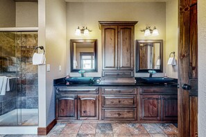 Maison mitoyenne, plusieurs lits, balcon, vue montagne (Timber Mountain Retreat) | Salle de bain