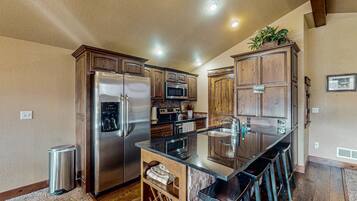 Townhome, Multiple Beds, Balcony, Mountain View (Timber Mountain Retreat) | Private kitchen