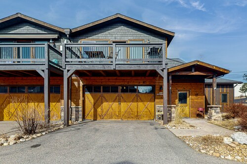Cozy Mountain Townhome With Deck, Jetted Tub, and Gas Fireplace