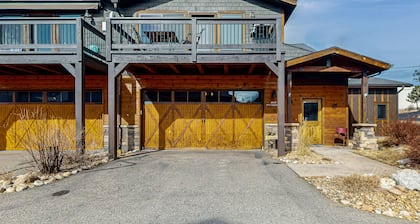 Cozy Mountain Townhome With Deck, Jetted Tub, and Gas Fireplace