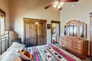 Maison mitoyenne, plusieurs lits, balcon, vue montagne (Timber Mountain Retreat)