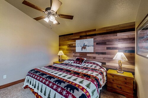 Cozy Mountain Townhome With Deck, Jetted Tub, and Gas Fireplace