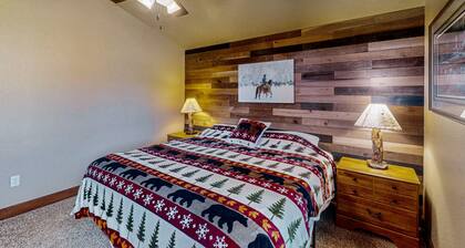 Cozy Mountain Townhome With Deck, Jetted Tub, and Gas Fireplace