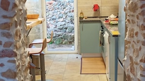 Coffee/tea maker, fridge, microwave, oven