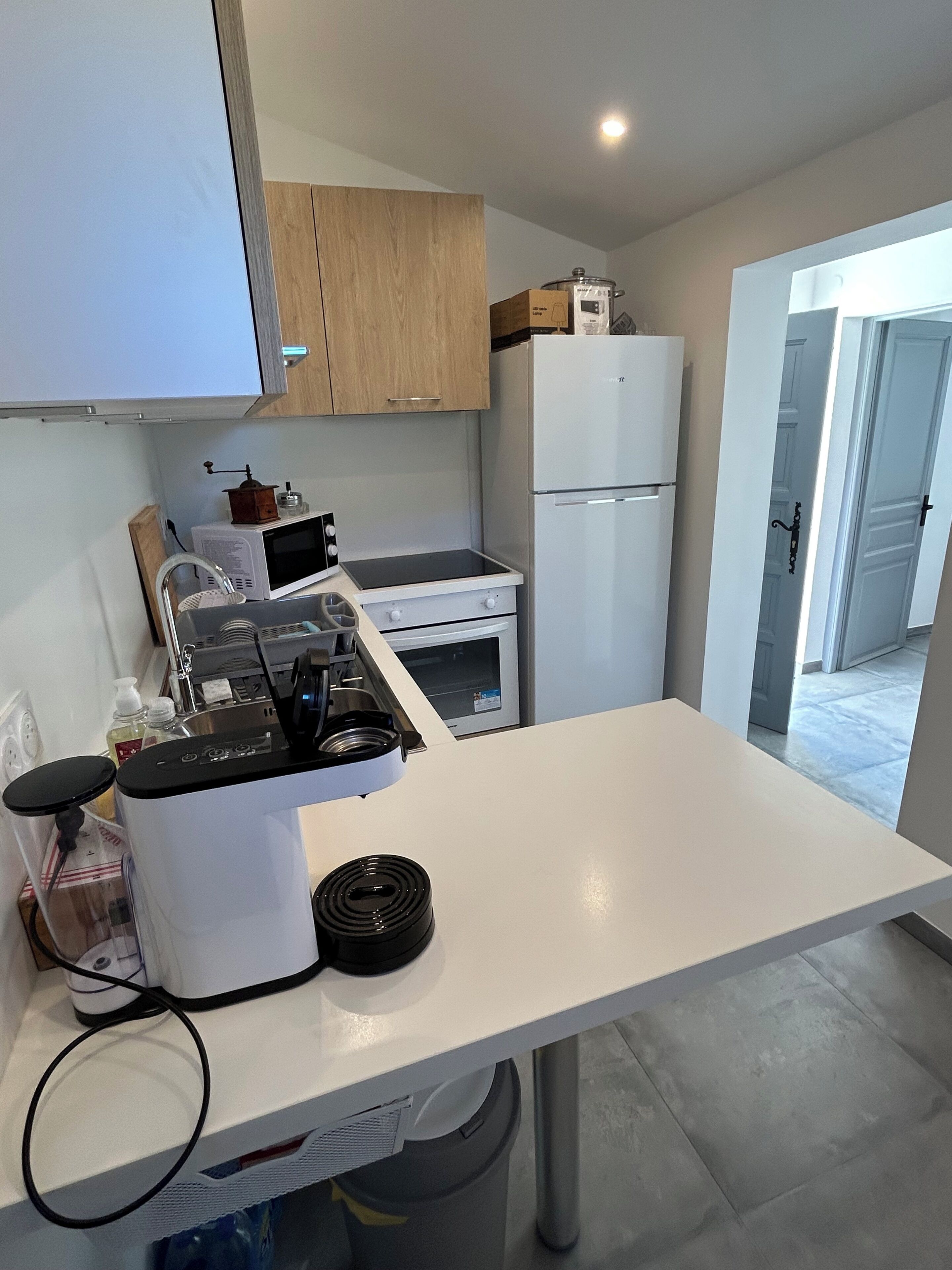Coffee/tea maker, fridge, microwave, oven
