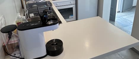 Wasserkocher mit Kaffee-/Teezubehör, Kühlschrank, Mikrowelle, Ofen