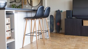 A modern kitchen with a bar area, a large mirror, and a television. - 1 bedroom accommodation in Oostduinkerke (Oostduinkerke)