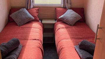2 kamar tidur, setrika/meja setrika, Wi-Fi gratis, dan seprai linen