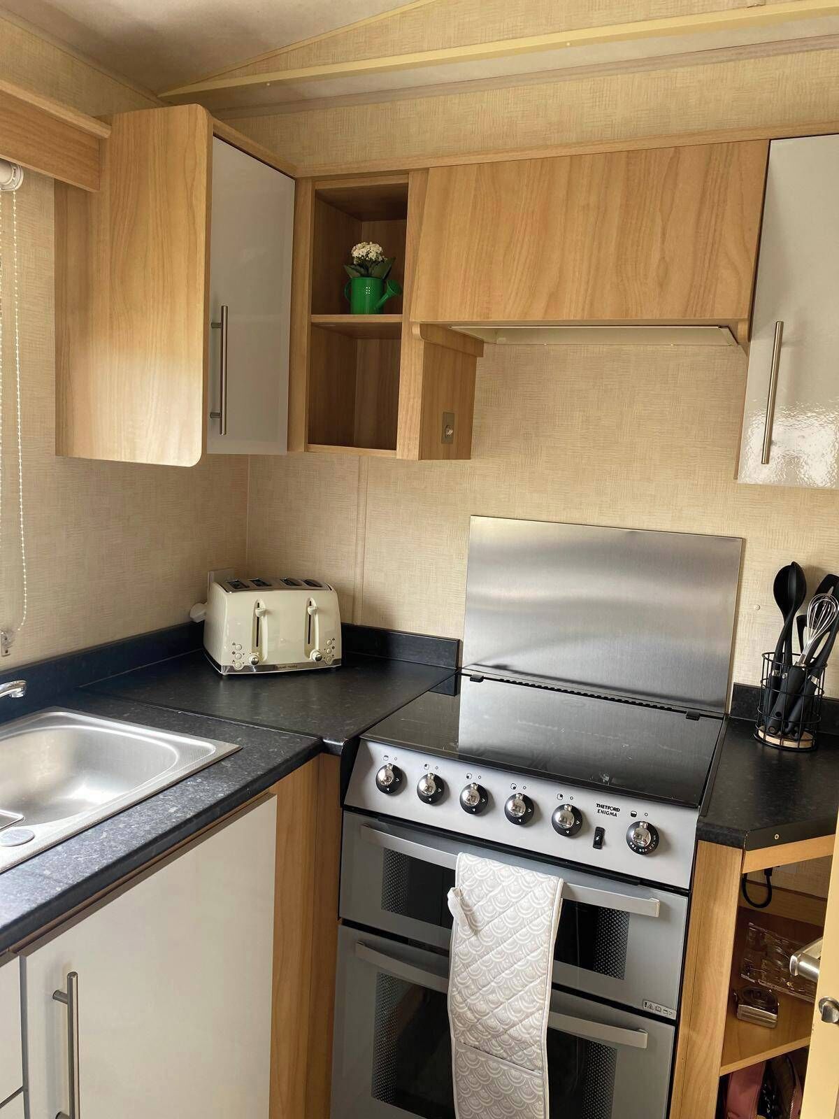 Lemari es, microwave, oven, dan kompor