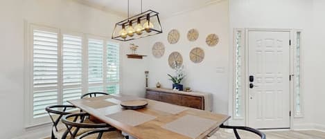 House, Multiple Beds, Patio, Garden View (Horseshoe Bay Beauty) | 3 bedrooms, individually decorated, individually furnished, bed sheets