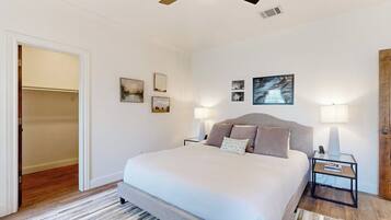 Maison, plusieurs lits, accès piscine, vue piscine (Open Water Oasis) | 4 chambres, décoration personnalisée, ameublement personnalisé