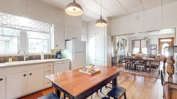 House, Multiple Beds, Garden View (Liberty Creek) | Private kitchen