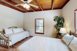 Casa de campo, varias camas (Little House on LBJ) | 1 dormitorio, decoración individual, mobiliario individual