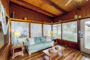 Casa de campo, varias camas (Little House on LBJ) | Zona de estar
