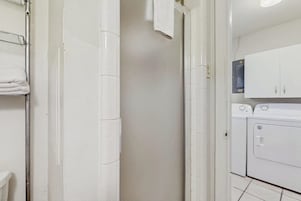 House, Multiple Beds, Hot Tub (Sunny Days Lake Retreat) | Laundry
