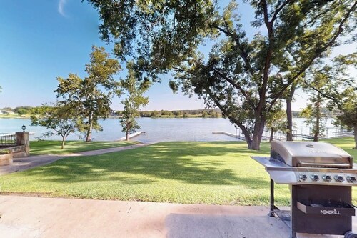 Lakefront Home With Dock, Patio, Kayaks, & Central AC - Dog-friendly