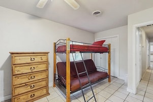 3 habitaciones, decoración personalizada y muebles diferentes
