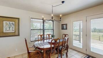 House, Multiple Beds, Patio, Garden View (Casa Austin) | 3 bedrooms, individually decorated, individually furnished, bed sheets