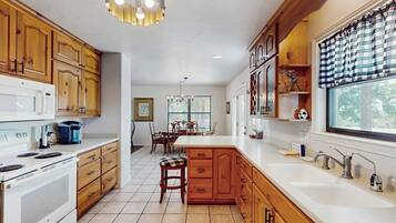 House, Multiple Beds, Patio, Garden View (Casa Austin) | Private kitchen
