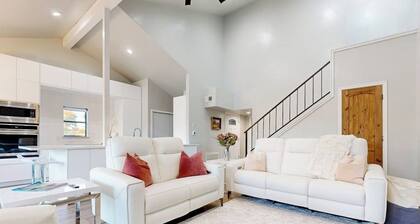 Dog-friendly Waterfront Retreat With a Washer/dryer, Furnished Patio, & AC