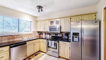 House, Multiple Beds, Garden View (La Vie in Lago Vista) | Private kitchen