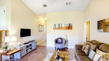 House, Multiple Beds, Garden View (La Vie in Lago Vista) | Living area