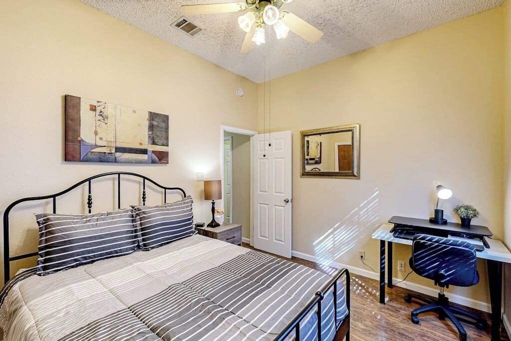 House, Multiple Beds, Garden View (La Vie in Lago Vista) | 3 bedrooms, individually decorated, individually furnished, bed sheets