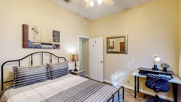 House, Multiple Beds, Garden View (La Vie in Lago Vista) | 3 bedrooms, individually decorated, individually furnished, bed sheets