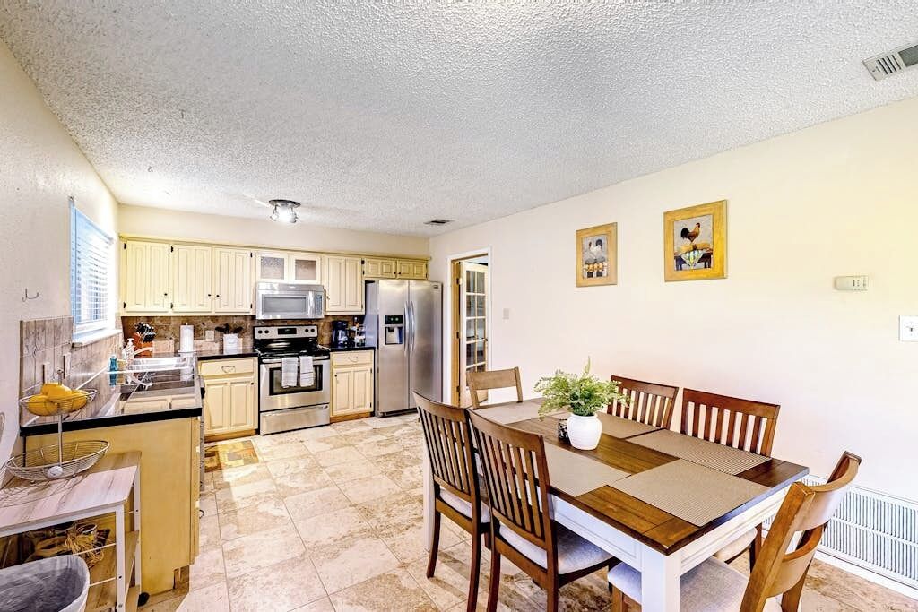 House, Multiple Beds, Garden View (La Vie in Lago Vista) | 3 bedrooms, individually decorated, individually furnished, bed sheets